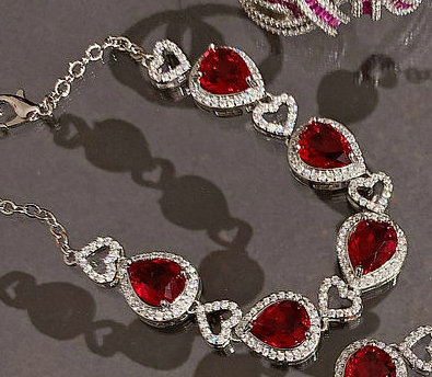 Un bracelet d'amour rouge sang pigeon