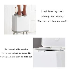 Cubo de basura de plástico fácil de limpiar para cocina/sala de estar Cubo de clasificación de basura alta con estante de almacenamiento para bolsas de basura