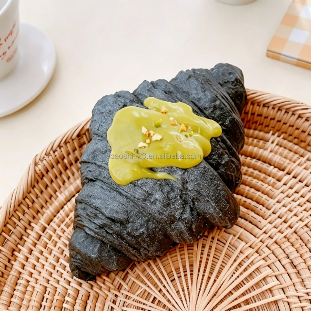 Squishy croissant en PU de 16,5 cm (or noir)