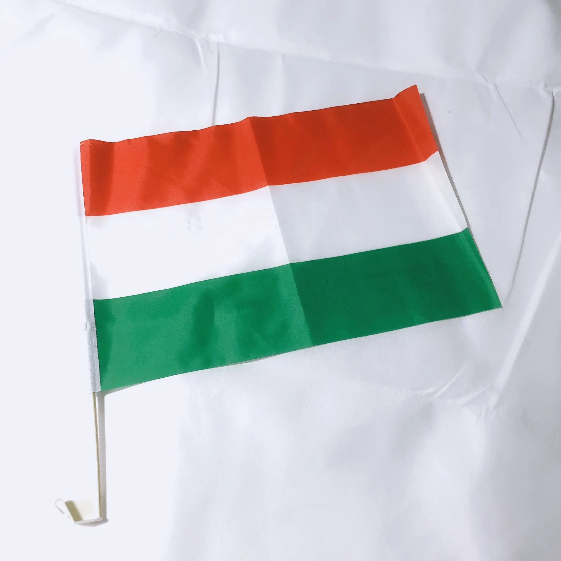 गुआंगज़ौ फैक्टरी थोक कस्टम हंगरी कार की खिड़की झंडा पोल हुक कार की खिड़की झंडा धारक हंगरी कार झंडा