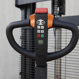 Precio al por mayor de fábrica Carga 1500kg 2000kg Elevada 1,6 M 2M Apilador eléctrico Stand-On para transporte y descarga de muelle - Product Image 6