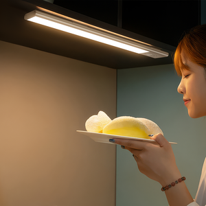 Tira de luces LED recargable personalizada al por mayor con sensor de movimiento magnético sin cables voltaje de entrada de 5V para armario para uso en habitación - Product Image 2