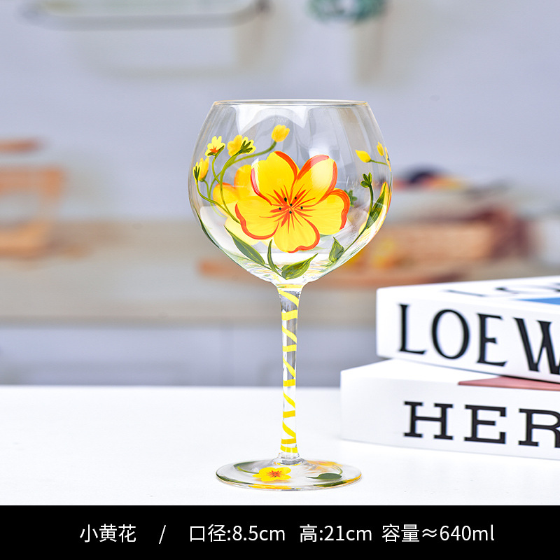 Petit verre à vin rouge à fleurs jaunes peint à la main
