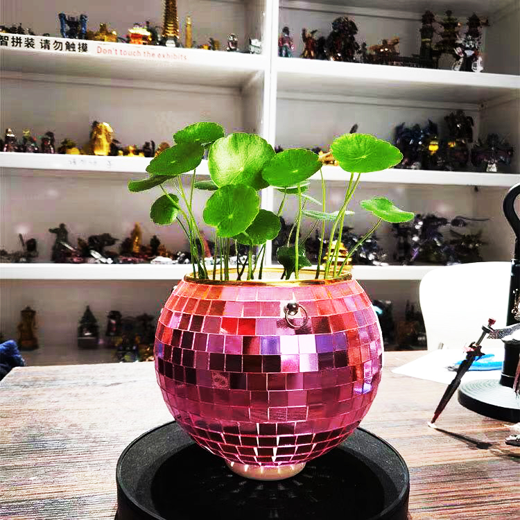 Chaîne rose avec bordure dorée