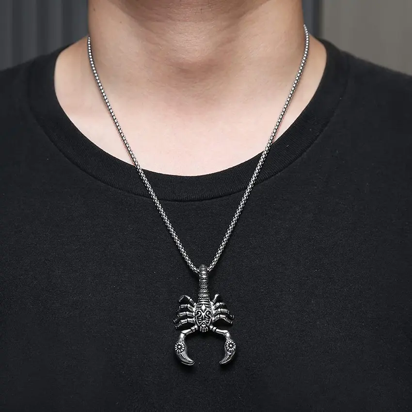 Collier pendentif scorpion dinosaure noir à la mode pour hommes colliers géométriques cuboïdes croix flèche bijoux quotidiens pour hommes