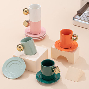 新しいギフトゴールドハンドルセラミックコーヒーカップマグカップ北欧磁器ティーカップとソーサーセットギフト