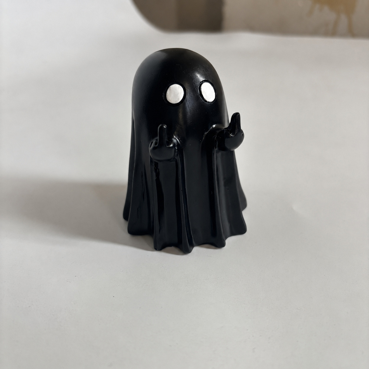 Fantôme noir avec le majeur