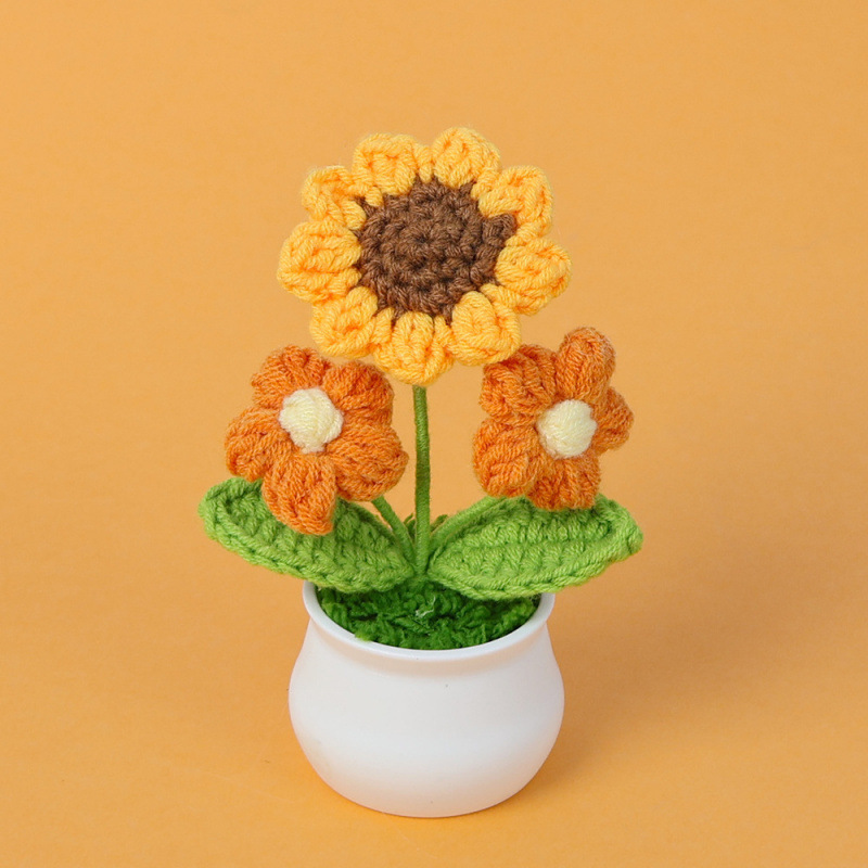 Petite plante en pot de tournesol orange à double feuillet