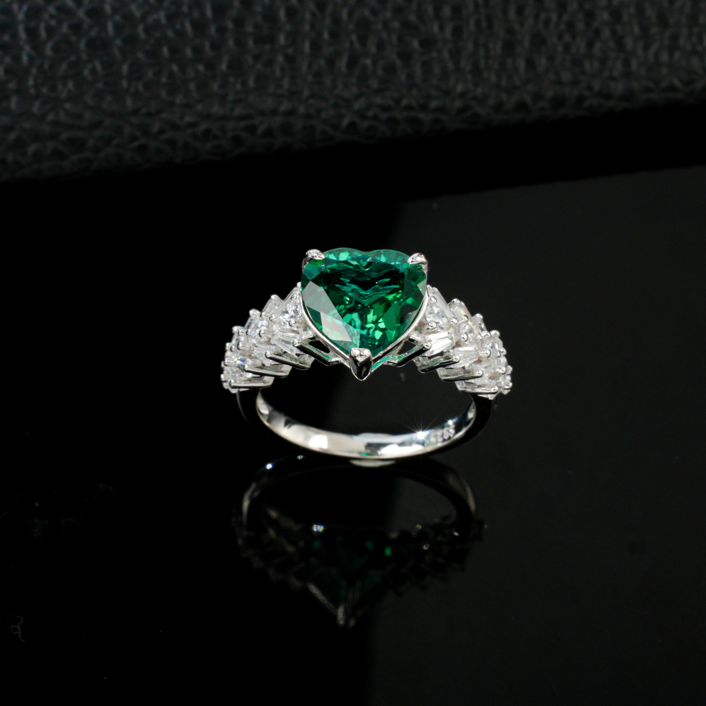 Anillo de Plata S925 con Esmeralda Corte Corazón