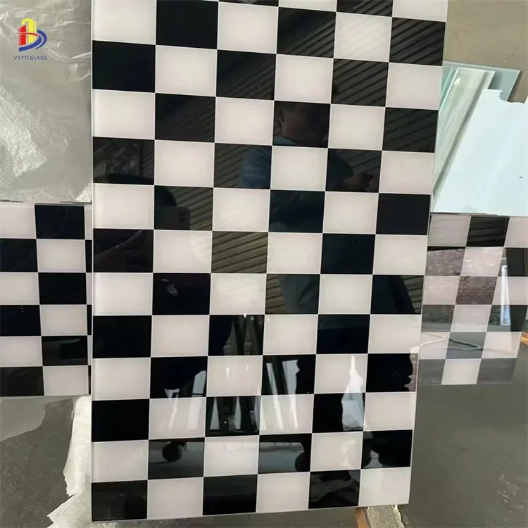 Cetak layar sutra putih dan hitam dekoratif persegi papan catur grid kaca laminasi antigores