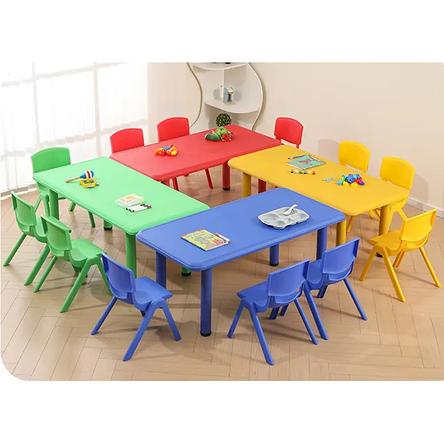 A mobília durável do Não-deslizamento empilhou a mesa e a cadeira coloridas materiais comerciais do PVC da proteção ambiental do jardim de infância do projeto