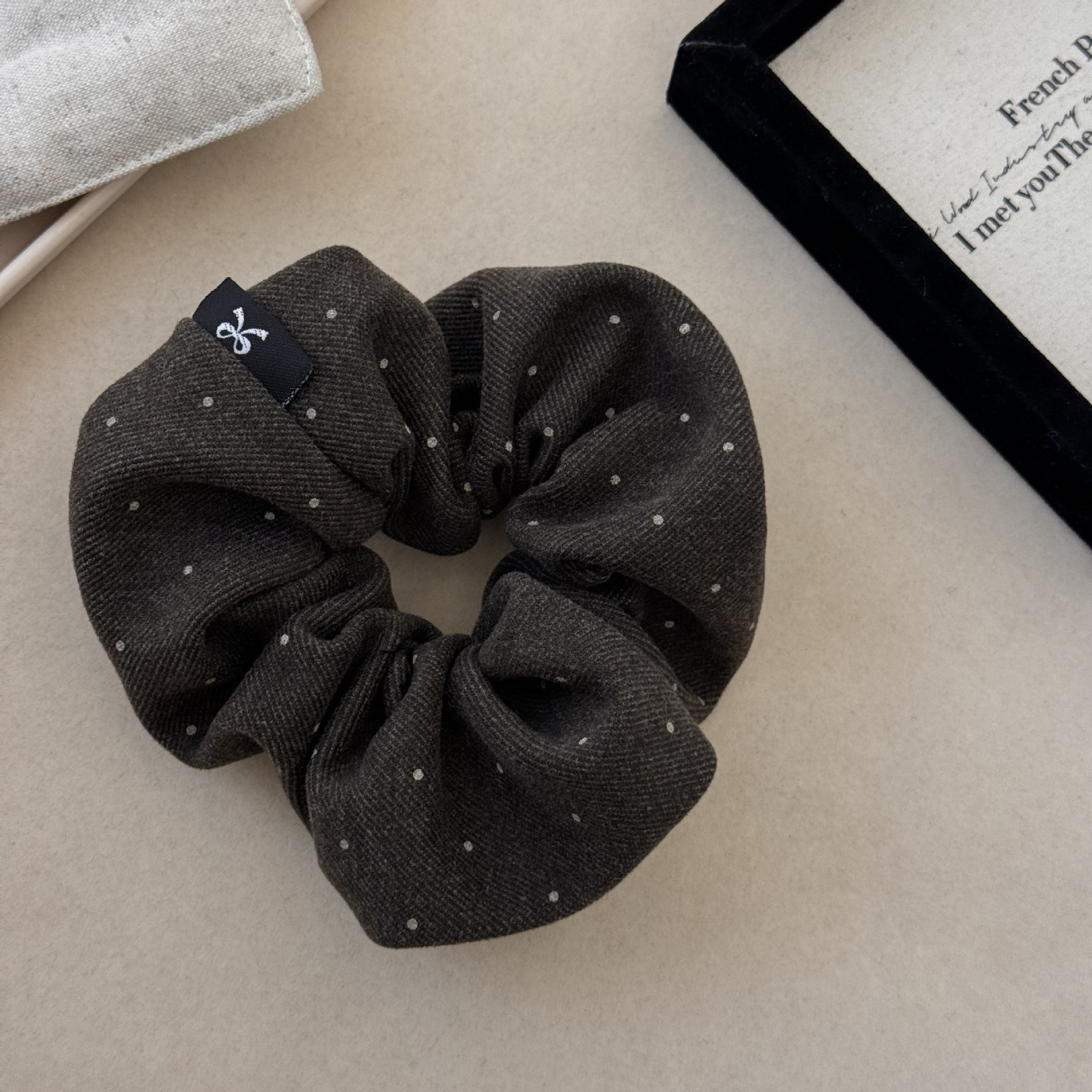 Anillo para el cabello con diseño de ondas curry y puntos.