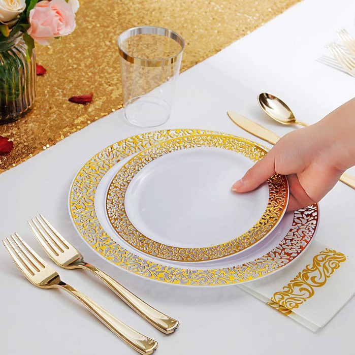 Assiette dorée, tasse, couteau, fourchette et cuillère, serviette en papier, 25 chacun