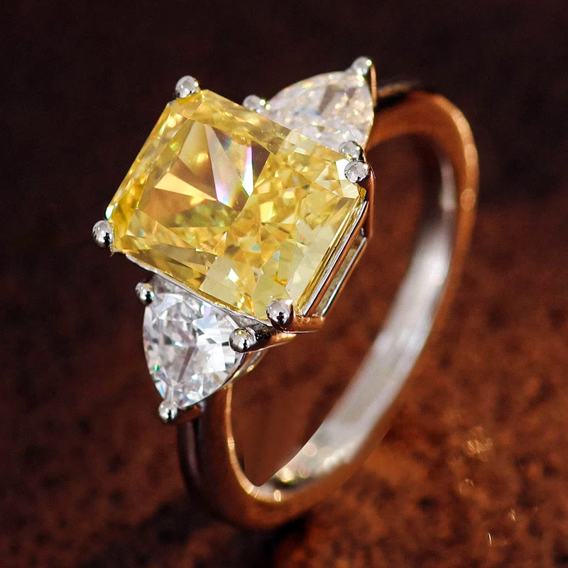 Bague en or massif 18 carats avec diamant de laboratoire.