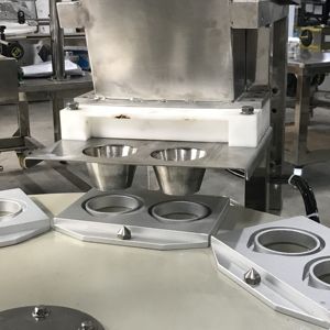 Tam otomatik döner harita vakum azot dolu plastik bardak patlamış mısır dolum ve mühürleme makinesi