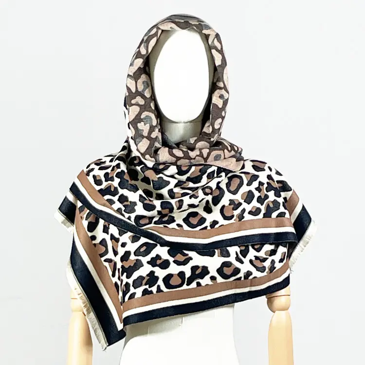 All'ingrosso di design premium spessi scialli a doppio lato leopardati sciarpa lavorata a maglia con nappine hijab scaldacollo per donna inverno 2023