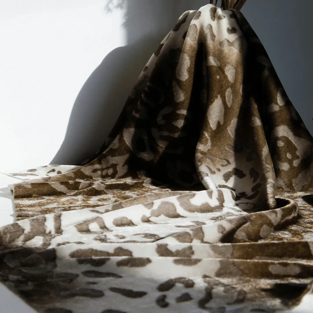 उच्च गुणवत्ता वाले फैशनेबल इतालवी डिजाइन रेशम मखमली कपड़े तेंदुए परिधानों के लिए सुरुचिपूर्ण शानदार