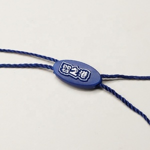 Etiqueta colgante de plástico para ropa, cadena con Logo del cliente en relieve, forma personalizada, duradera - Product Image 6