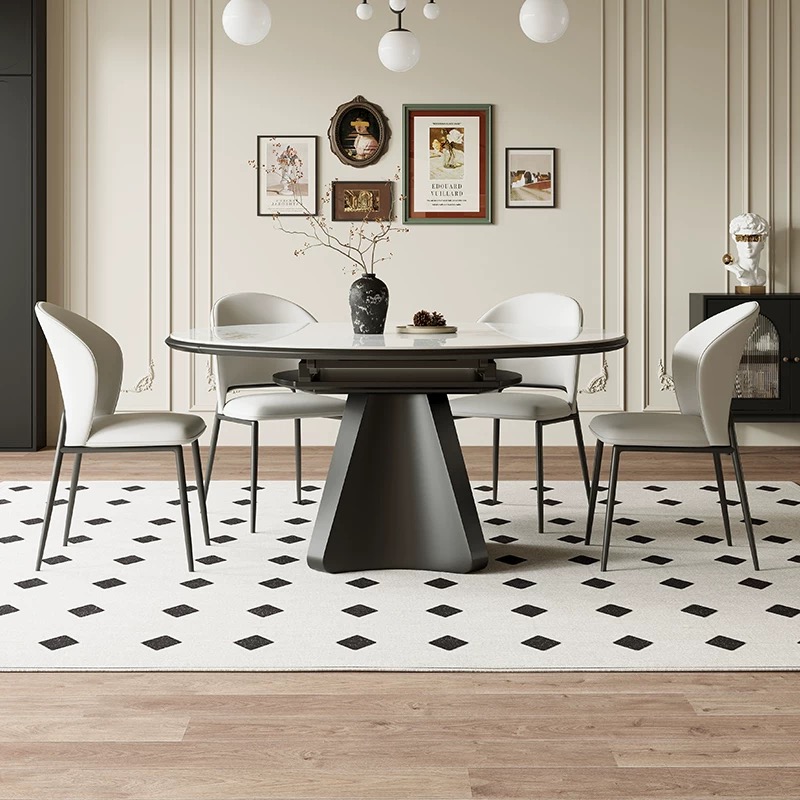 Una mesa con cuatro sillas.