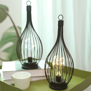 L 2024 Venda quente mesa decorativa luz criativa retro LED lâmpada de mesa pêndulo ferro forjado garrafa de vinho forma decoração