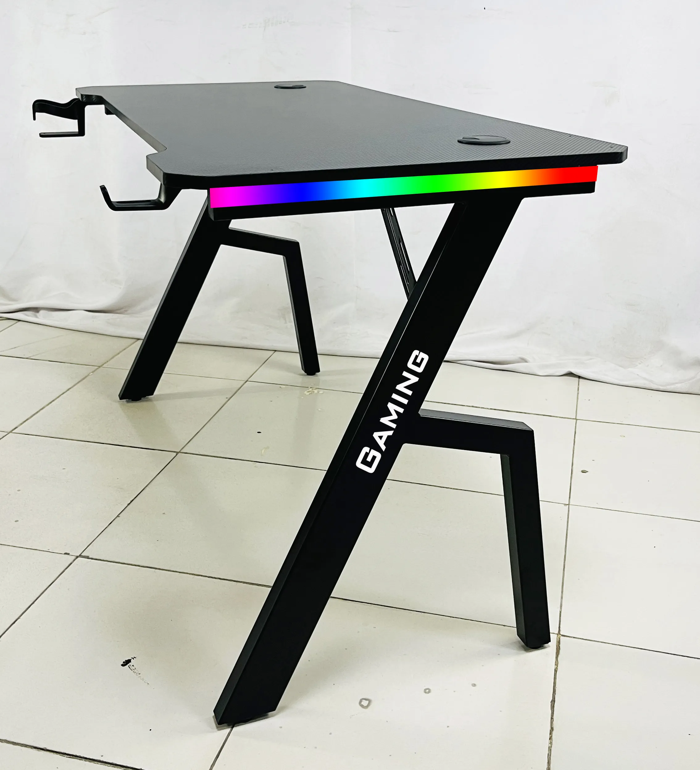 H-şekilli ergonomik bilgisayar oyun masası kırmızı renk PC oyun masası e-spor oyun masası RGB ışıkları ile