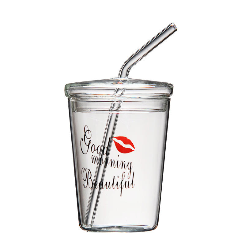 Tapez une tasse de paille à lèvres rouge