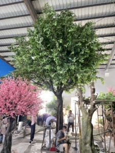גזע ענף פיקוס מזויף במראה טבעי בעבודת יד עצי בניין דקורטיביים מקורה גדולים בהתאמה אישית 3 מ' עד 6 מ' עץ בניאן פיברגלס