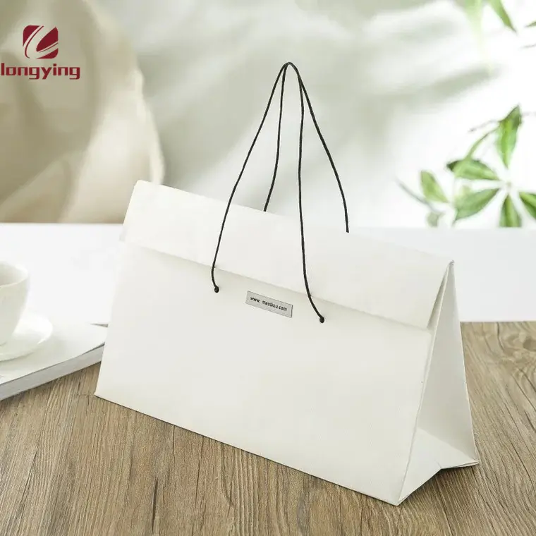 Sac en papier blanc mat de luxe personnalisé avec poignée pliante fermée créative pour l'emballage de sac en papier de marque de vêtements haut de gamme