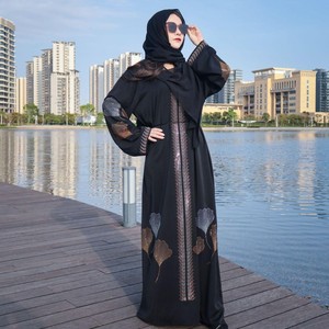 サウジアラビアのイスラム教徒の服に触発された大人のための夏の春秋のための女性のドバイアバヤドレスロングスタイリッシュなポリエステル