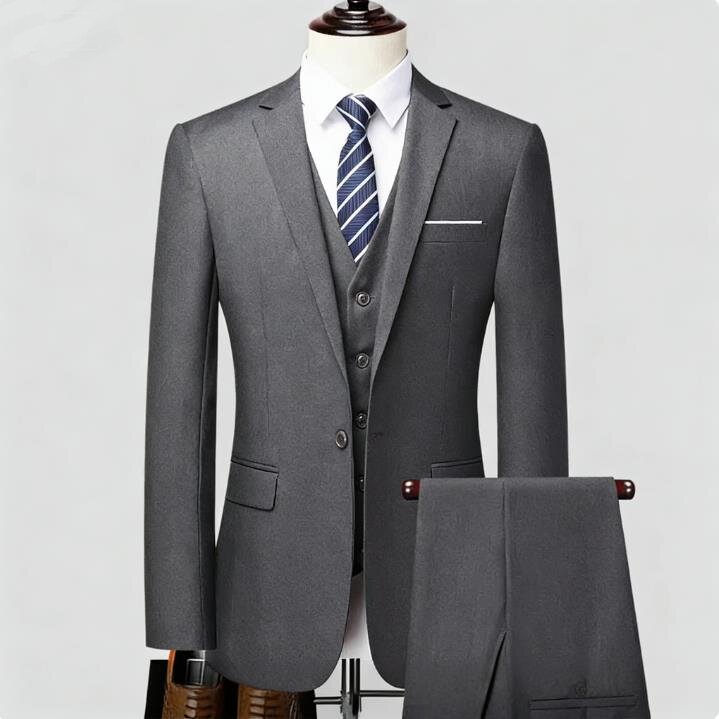 Ensemble veste, gilet et pantalon gris à un bouton.