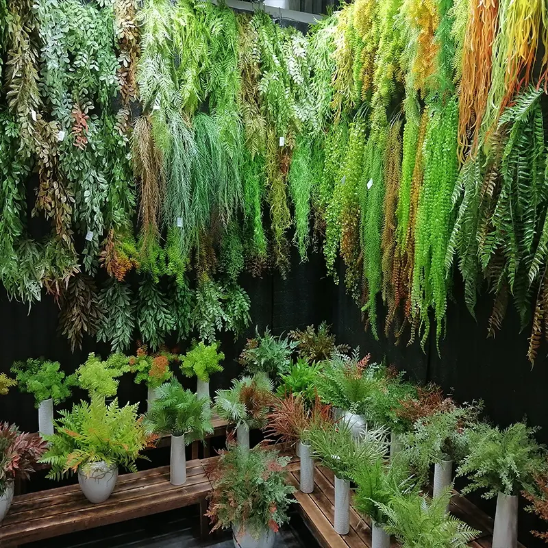 Guirnalda de hojas de helecho de imitación de plantas de plástico al por mayor, decoración de techo para interiores y exteriores, hierba artificial, plantas colgantes de pared