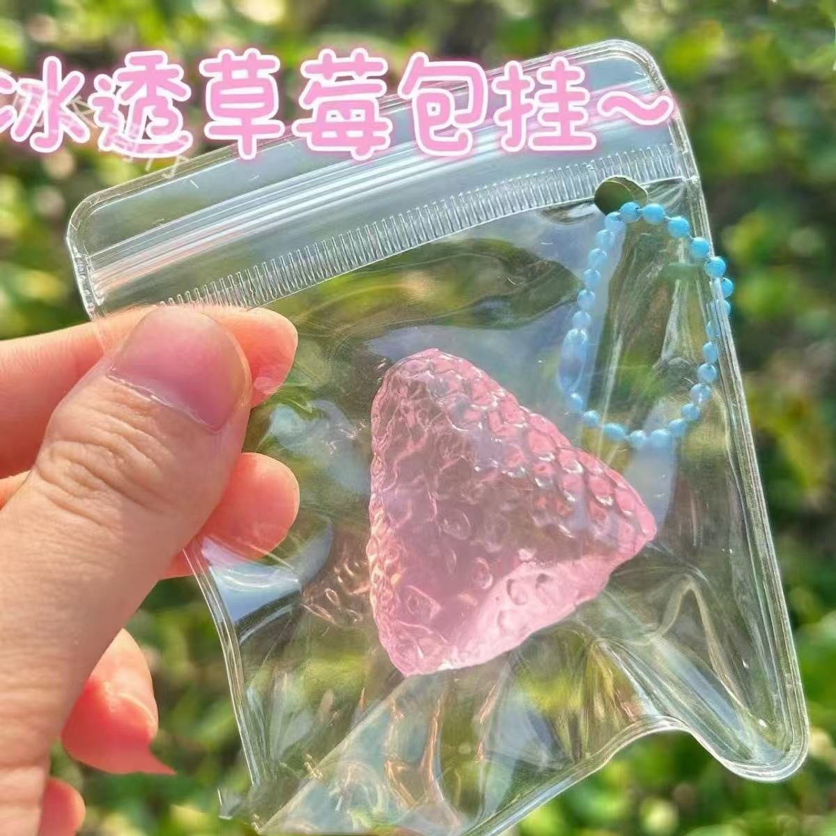 Bolsa de fresas colgando