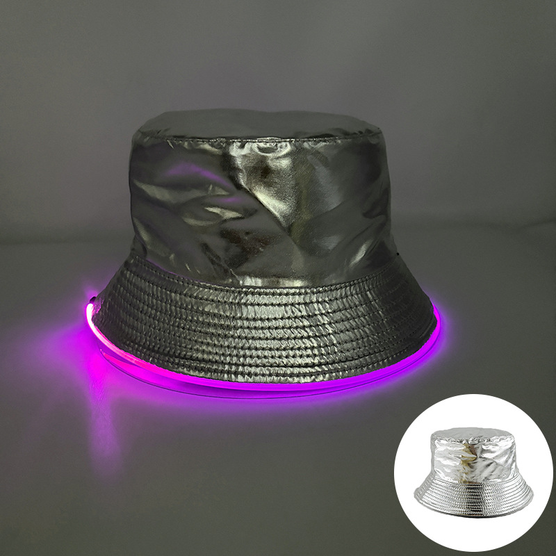Lámpara de charol con base plateada y detalles en rosa.