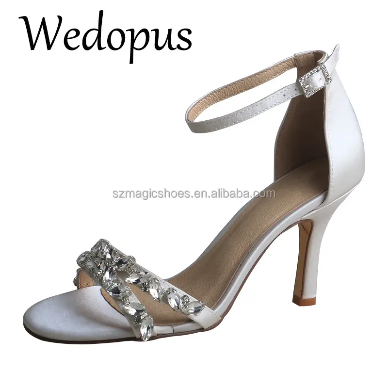 Свадебные дизайнерские сандалии от известного бренда цвета слоновой кости с бриллиантами