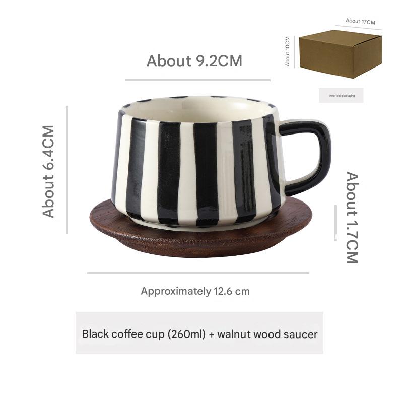 Taza negra de 260 ml y platillo de madera