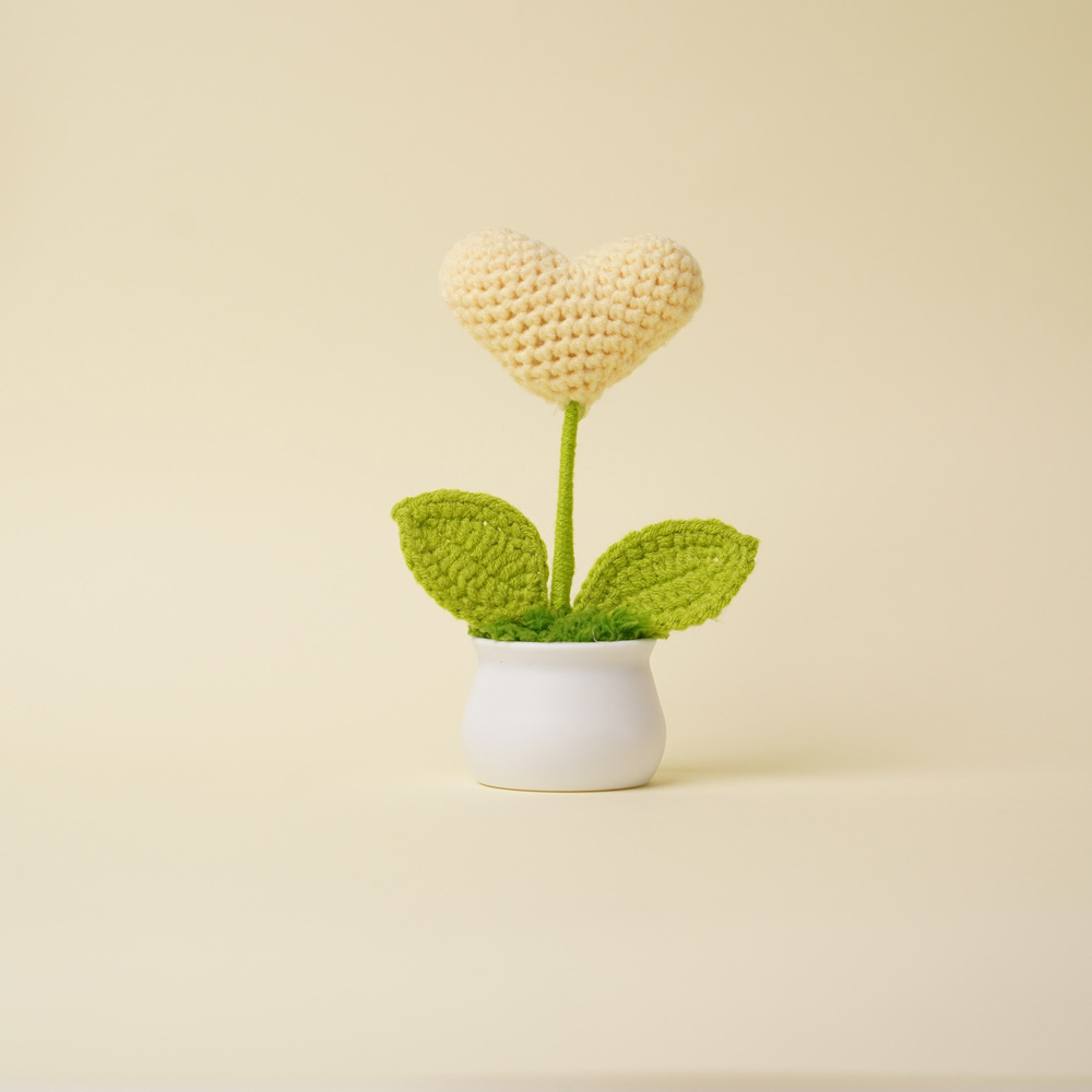 Plante en pot jaune en forme de cœur
