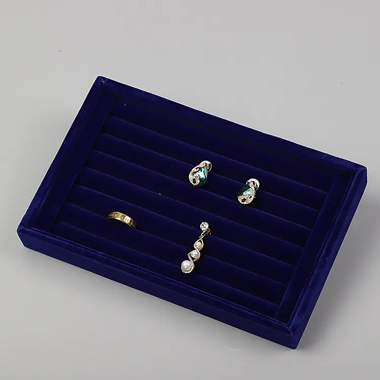 I più nuovi gioielli personalizzati con display in velluto viola con inserto per gioielli