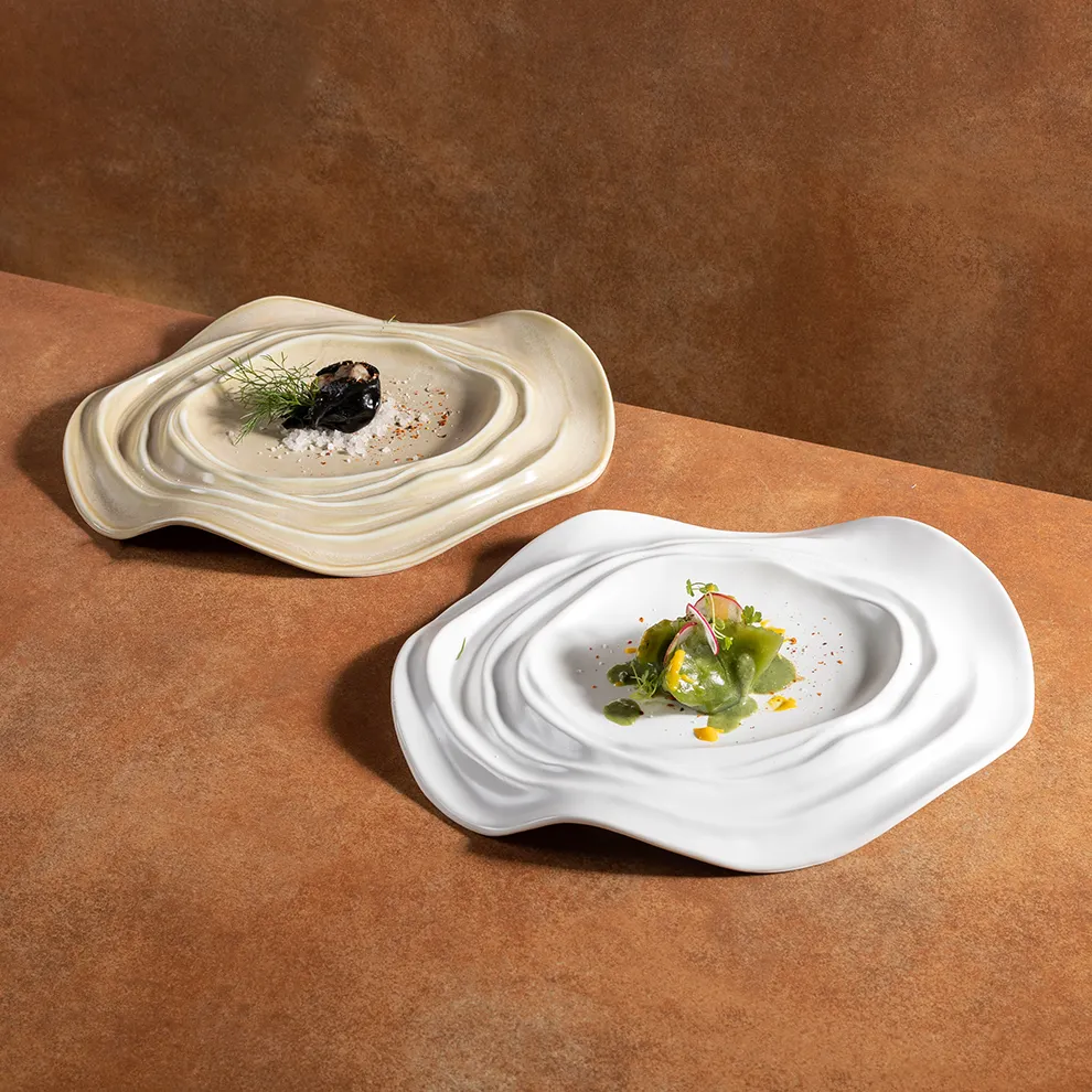Di lusso ristorante reale ondulato piatti bianchi e piatti di nozze marrone bordo irregolare porcellana piatto in ceramica vassoio