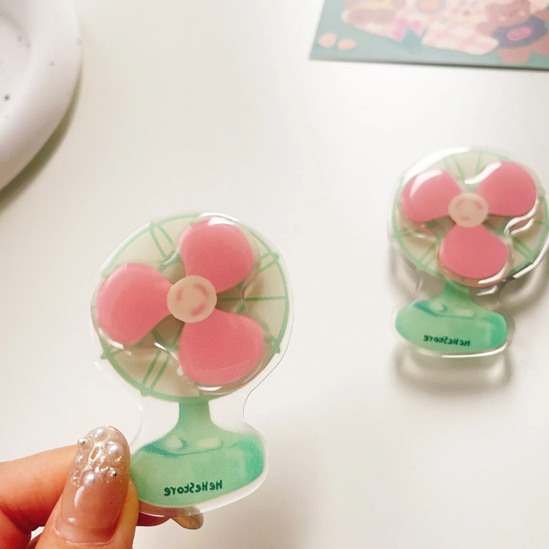 Hot Sell Unique Fan Design Acrylic Phone Holder Retractable 360-Degree Spinning Cute Acrylic Phone Grip Custom