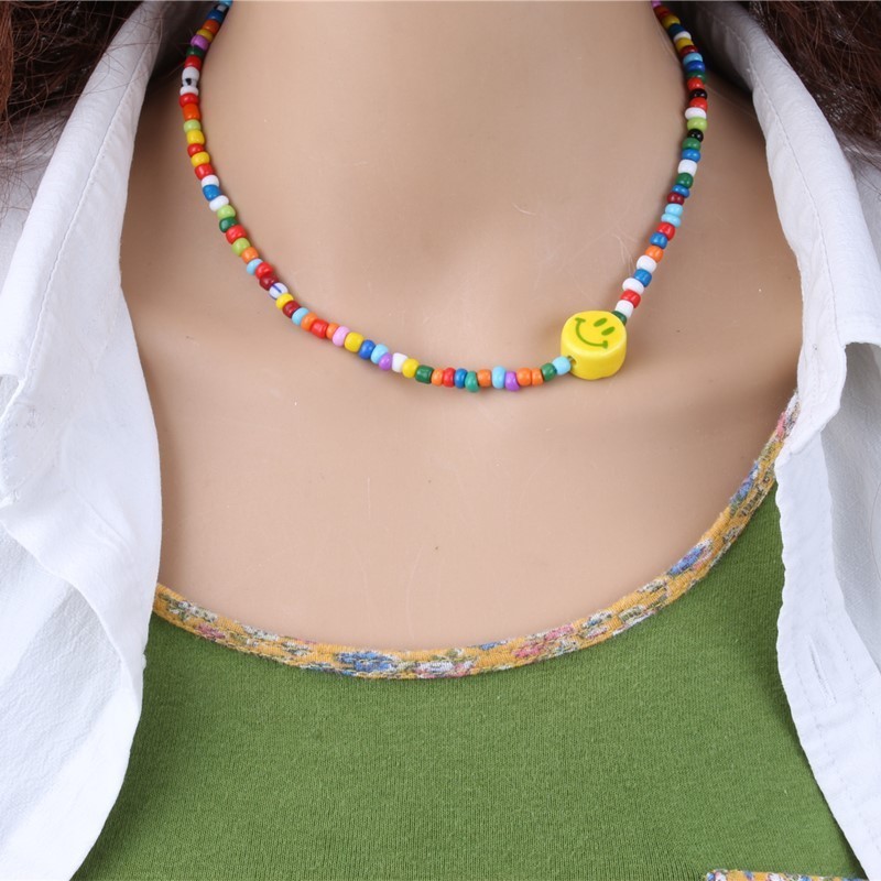 Collier de perles de rocaille avec visage souriant
