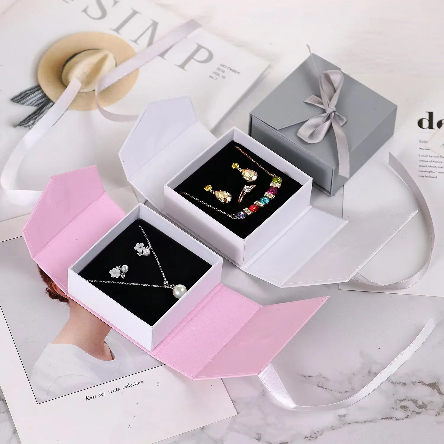 FORTE eco-friendly coperchio pieghevole portagioie a forma di libro rosa carta magnetica imballaggio di gioielli scatole regalo di gioielli con nastri a fiocco