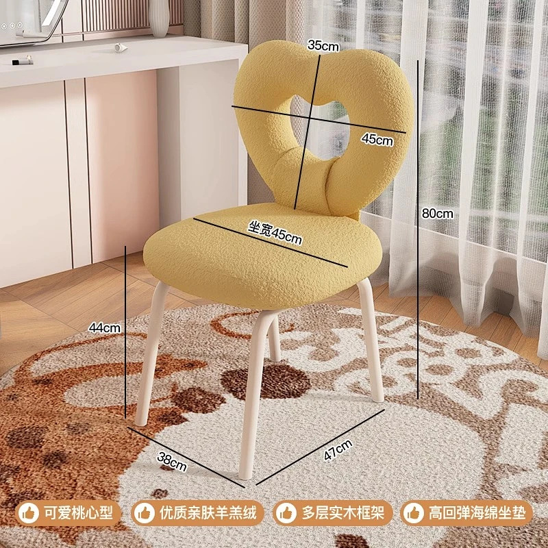 Silla en forma de corazón amarillo albaricoque
