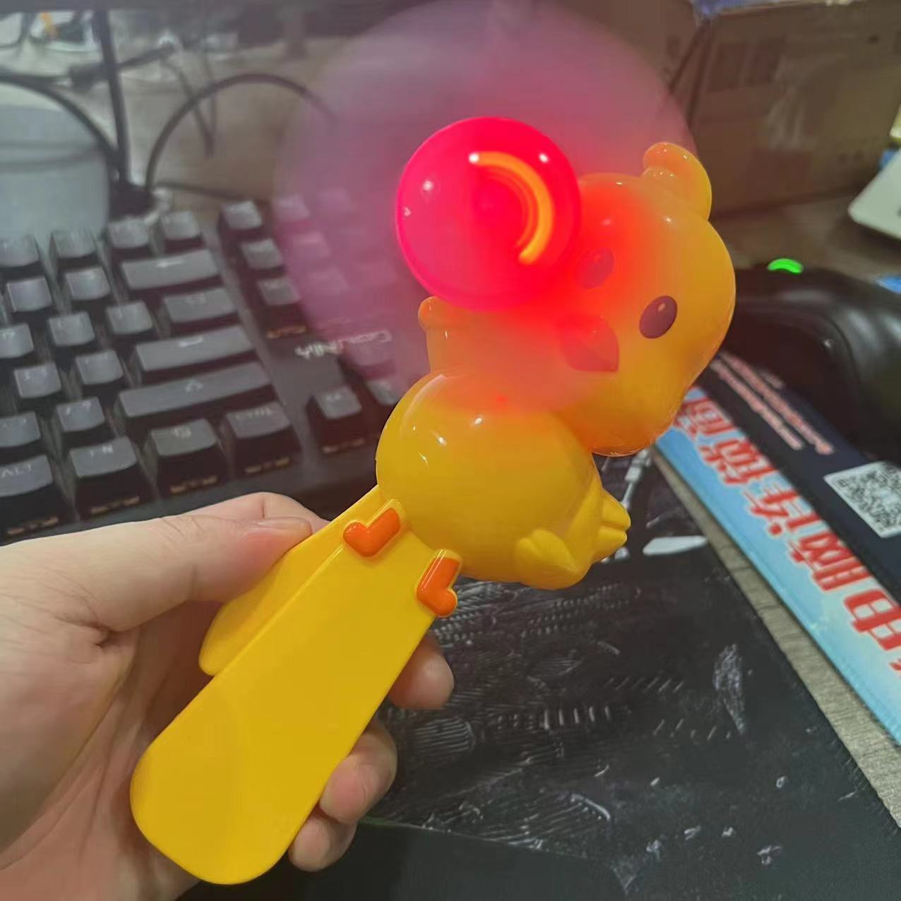Pequeño y genial ventilador de pato amarillo