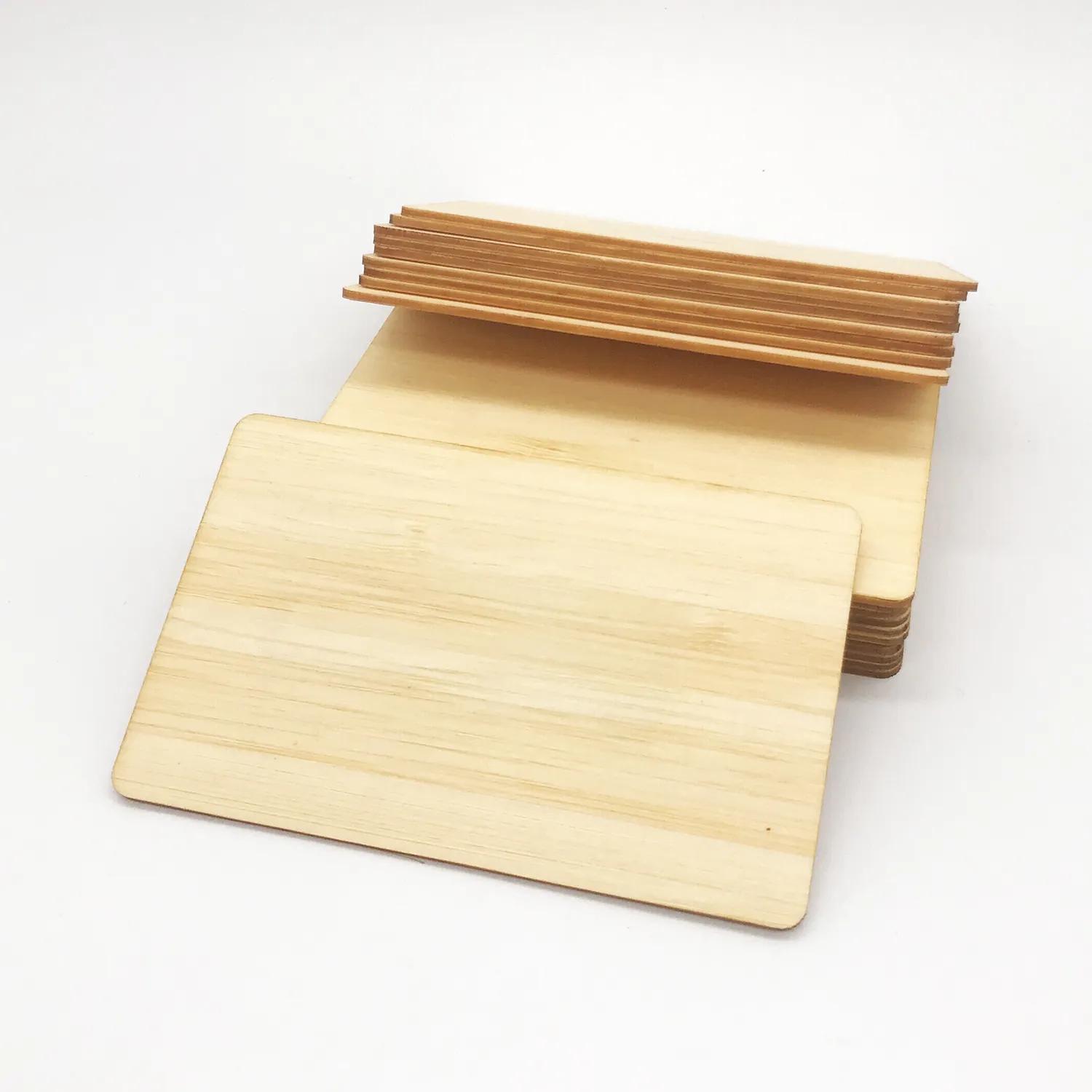 Carte NFC RFID en bois de bambou vierge disponible pour l'impression et la gravure au laser