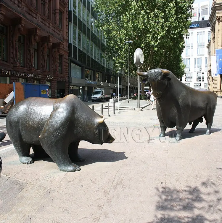 Estatuas de calle de pared personalizadas famosas, estatua de toro de bronce de gran tamaño vs escultura de oso