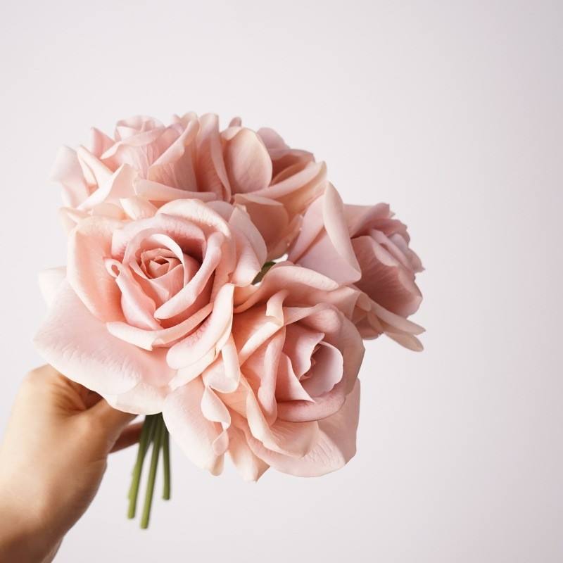 Bouquet de roses 5 têtes au toucher - rose chair d'automne