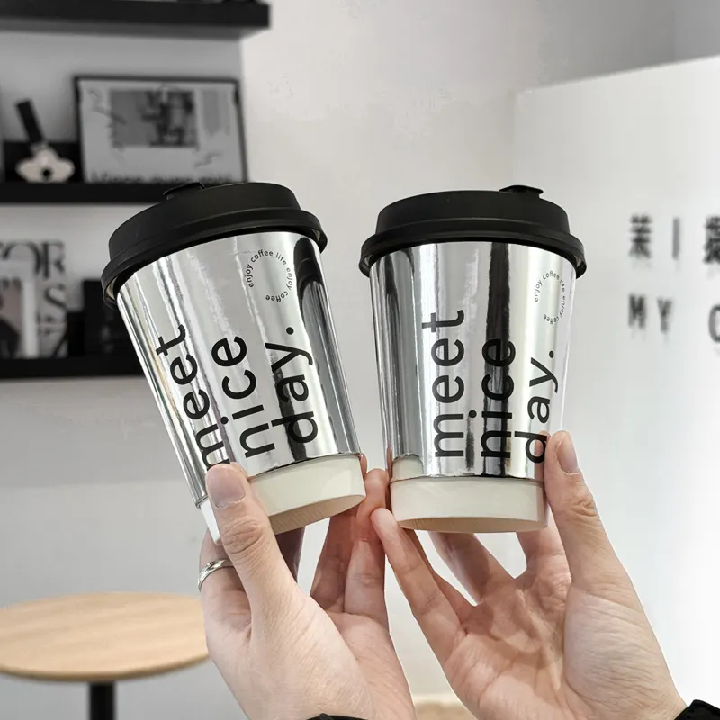 새로운 디자인 맞춤형 인쇄 알루미늄 호일 코팅 외부 일회용 이중 종이 레이어 뚜껑이있는 핫 스탬핑 커피 컵