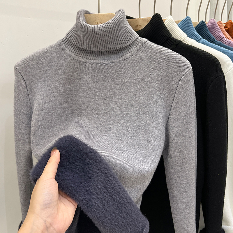 Robe une pièce en velours gris à col montant.