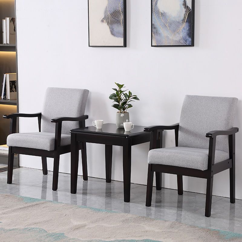 Une table carrée noire avec deux chaises