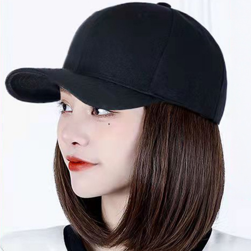 Chapeau noir et cheveux bruns